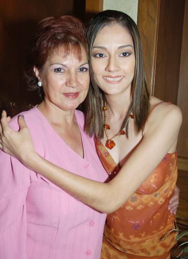 Mariel junto a su mamá.