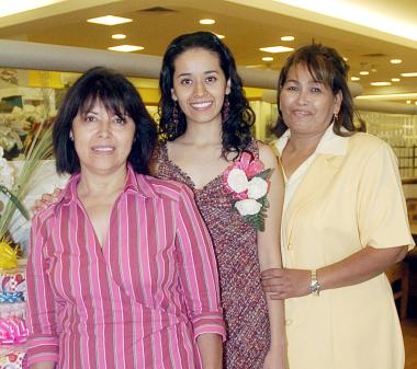 Leslie junto a su mamá Luz María Ruvalcaba Páez y su suegra Élida Adame de Escobedo.