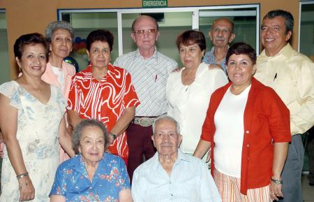 Con un ameno festejo, el señor Alfonso Porfirio Hernández celebró sus 90 años de vida y recibió felicitaciones de sus hijos y nieto.