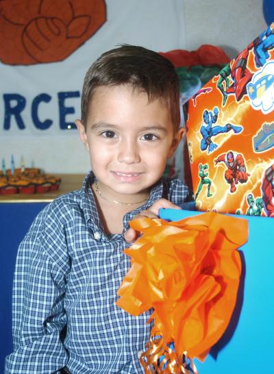 Marcelo González Ceniceros cumplió cinco años de vida, y por ello fue festejado por sus papás con un alegre convivio hace unos días.