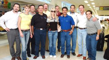 Equipo de conocido laboratorio farmacéutico, antes de abordar su vuelo.