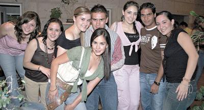 Caro Maisterrena, Sandra Galindo, May Ude, Memo Hamdan, Marifer del Río, Alejandro Arias y Angie Aguirre.