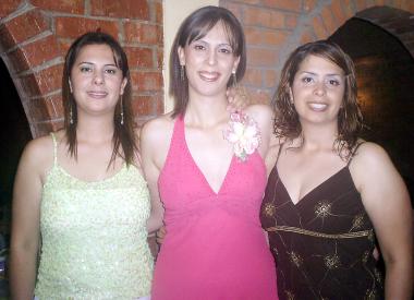 Ana Isabel Urbina Amador en su despedida de soltera acompañada por su hermanas Ana Lilia Urbina de Salvatori y Ana  Rotceh Urbina Amador.