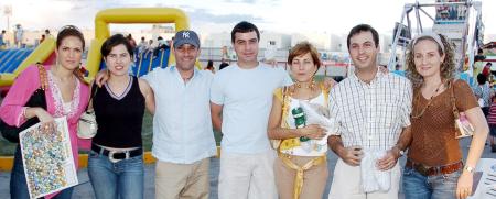 Laura Cadena, Susana González, Javier Lechuga, Alberto Villarreal, Sandra González, Fer Carzo y Marcela Gutiérrez.