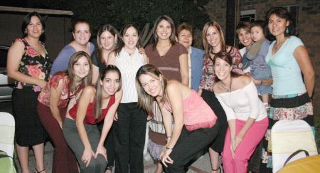 Miriam hernández de Handal y Marisa Menchaca de Félix acompañadas por un grupo de amigas, en la reunión de canastilla.