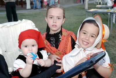 Las niñas Marisol, Marijosé y Manuela Gil Tricio.