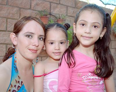 Susy Rodríguez de Fregoso con sus hijas Mayté y Andrea Fregoso Rodríguez, en un convivio infantil.