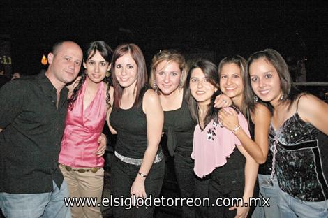 José Ortiz, Silvia y Pily González, Alicia Acosta, Lorelei Pereyra, Cecy Campos y Jessica Pacheco