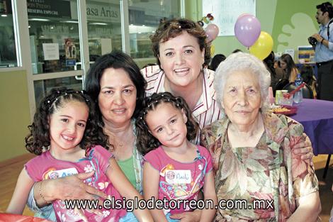 Anilú acompañada de su bisabuela Amparo de Corral, su abuela Delia de Aguilar, su mama Anna V. de Aguilar y su hermana Anaví Aguilar