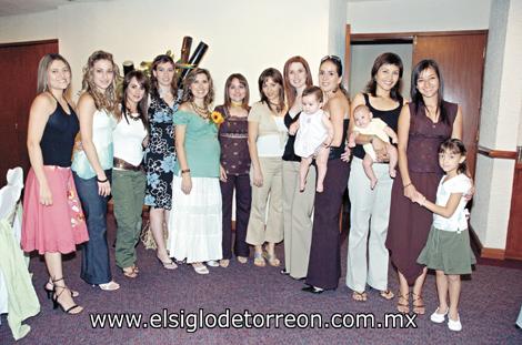 Mónica Pereyra de Pérez junto a sus amigas en su fiesta pre-bebé.