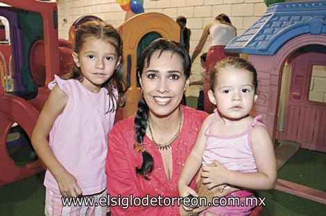 Martha de Llama con sus hijas Martita y Marijose