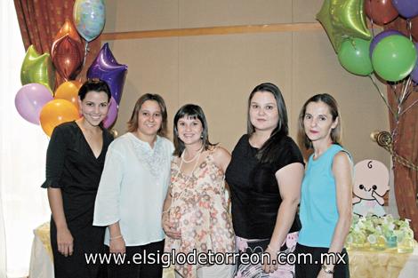 Organizadoras: Mónica Martínez de Villalobos, Marcela de Morales, Claudia de Pedroza y Charmiene Meza de Villalobos, junto a Charmiene Villalobos de Meza