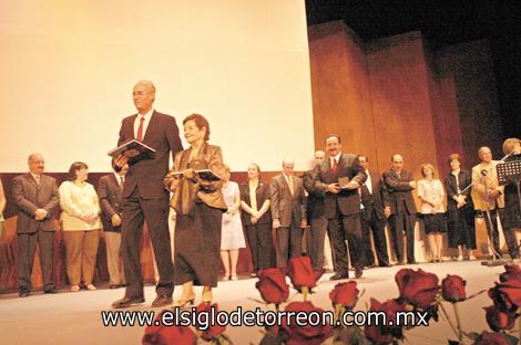 PRESENTAN INTERESANTE LIBRO 
Momento de la entrega de reconocimientos.