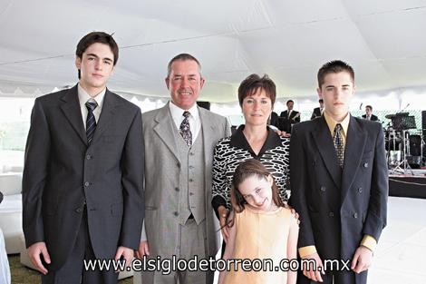 Gilberto De la Peña, Cecilia M. de De la Peña; junto a sus hijos Gilberto, Ricardo y Cecilia De la Peña