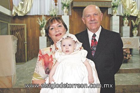 Isabella Valdés Garza junto a sus padrinos Lucía Puentes Valdés y Raúl Valdés Sánchez