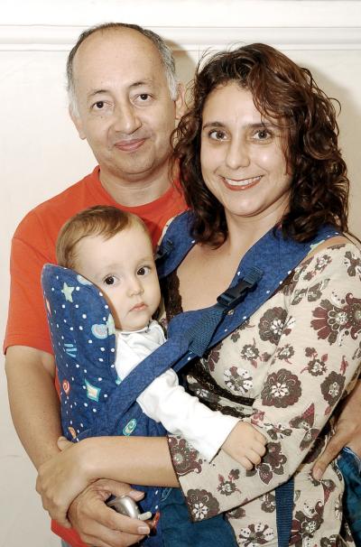 Armando Martínez, Martha Chávez y su pequeño hijo Eugenio.