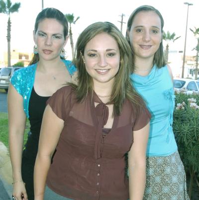 Brisia Sada, Priscila de Jaime y Cristina de Dovalina.