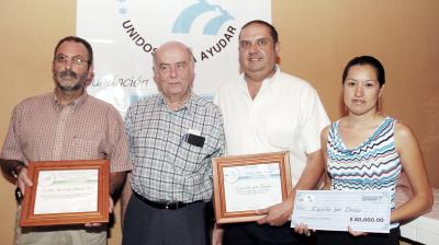 Con sus reconocimientos aparecen Carlos Gerardo  Garza y por parte de Espíritu que Danza, Fernando Balli y Flor Fong, la acompañan el Pbro. González Morfín.