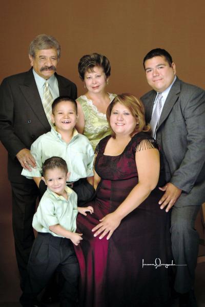 Sr. Benjamín Garay Hernández y Sra. María Guadalupe Fong de Garay , en una foto de estudio con motivo de su 35 aniversario de bodas, junto a su familia.