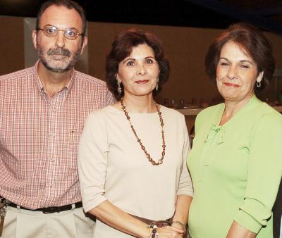 Gerardo Garza, Patricia Escobar de Garza y Lucía López de Martínez.