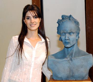 Guadalupe Castro junto a su obra.