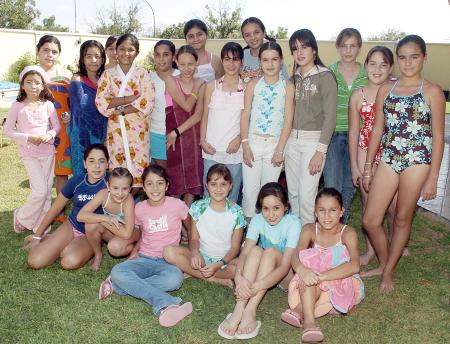 Acompañada por un grupo de amigas, Ana Fernanda Santoyo González celebró su cumpleaños en una fiesta de ragalos.