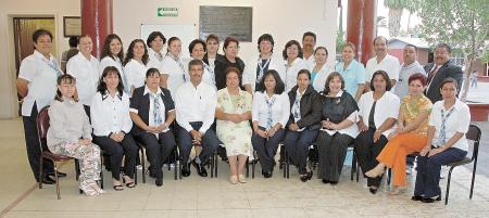 D-La comunidad de maestros y alumnos de la escuela España le rindió un reconocimiento a la profesora Magdalena Salcedo López, por su 30 aniversario de servicio magisterial.