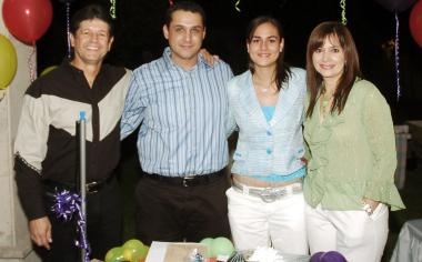 Los futuros esposos, con los organizadores de su fiesta de despedida, Alfredo González y Anabel de González.