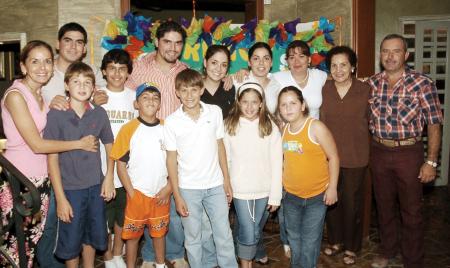 18 de octubre 2005
Amigos y familiares de Franco de la Fuente Webb lo festejaron, con una agradable fiesta de cumpleaños.