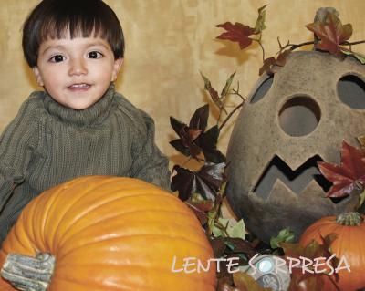 Carlos Octavio Donatlán Rodríguez, en un estudio fotográfico con motivo del Día de Halloween.