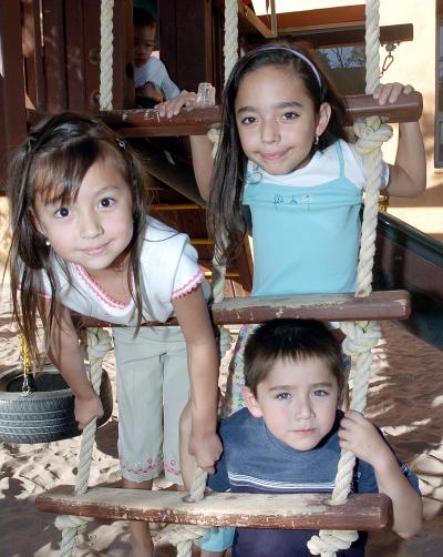 Cinthia Paola, Alejandra y Mario Villarreal.