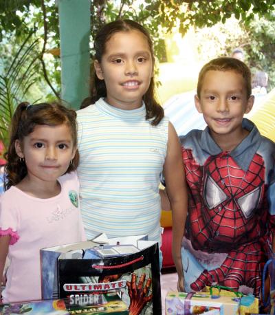 Con una divertida fiesta Sofía del Carmen, María Fernanda y Héctor Saúl Alfaro Reyes celebraron sus cumpleaños .