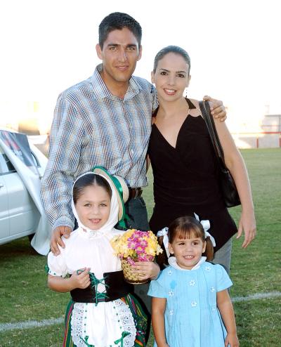 Fernando Russek y Alejandra de Russek con sus hijas Regina y Paulina, en las fiestas de la Covadonga.