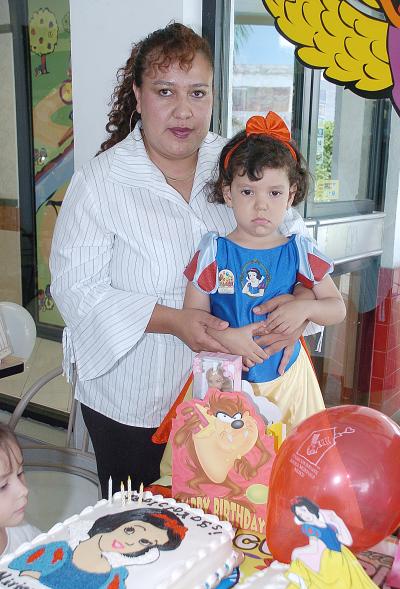 Miriam Pamela Andrade Martínez acompañada por su mamá, María de los ángeles Martínez de Andrade, el día que festejó sus  cuatro años de vida.