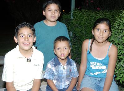 Paola Guadalupe y Alberto Hernández, Uriel Eduardo González y José Ángel Hoyos.