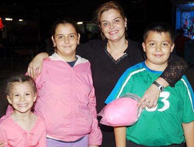 Patricia García de Sánchez Russek con Marli Sánchez, Miguel y Marisol Murillo.