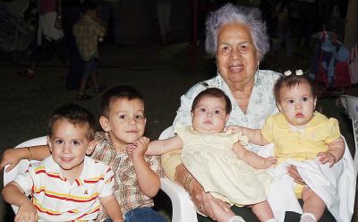 Raúl García, Roberto Rodríguez, Alexandra Rodríguez, Ana Lucía García y la señora María del Socorro Leprón.