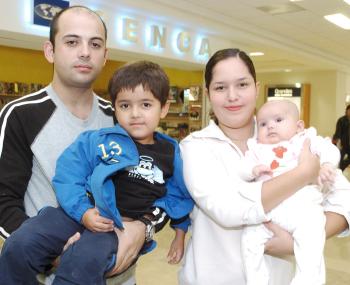 José Ignacio Flores Graham, Irma de Flores y sus hijos Nacho y Regina viajaron a Tijuana.