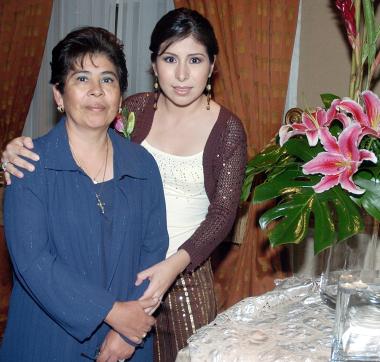 Claudia junto a su mamá, Sra. Rosario Medrano de Lozano.