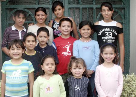 19 de octubre 2005
Acompañaron a su abuelita en su cumpleaños, los pequeños Aranza, Paola, Andrea, Mariana, Bertis, Toño, Daniel, Stephanie, Xiomara, Fernando, Natis y Sofis.