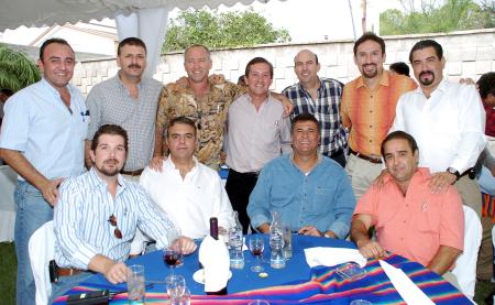 20 de octubre 2005
Javier Eduardo Roel Hernández, captado con un grupo de invitados a la reunión que le ofrecieron en días pasados por su cumpleaños.