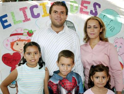 Héctor Alfaro Romero y María del Carmen Reyes García festejaron a sus hijos Sofía del Carmen, Héctor y María Fernanda.