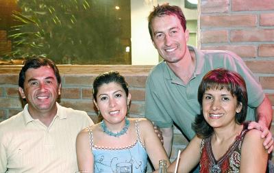 Ignacio Durán y Liliana de Durán, Jaime González y Claudia de González.