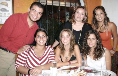 Alfredo Gutiérrez, Samantha Cariño, Marisol Espinoza, Graciela Noriega y Blanca Ruiz Díaz, acompañando a Ángelica Caniza el día de su cumpleaños.