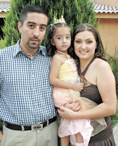 Pamela Rodríguez Espinoza junto a sus papás, Joaquín Rodríguez y Martha Espinoza de Rodríguez.