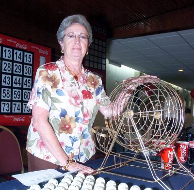 Desde hace muchos años, Chabelita Gil canta el bingo del Club Isabel la Católica.