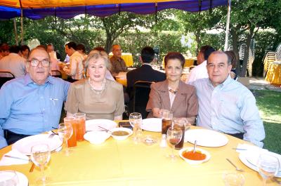 Mario Villarreal y Aída de Villarreal, Ricardo Cisneros y Cecilia de Cisneros, del Club Sembradores de Torreón.