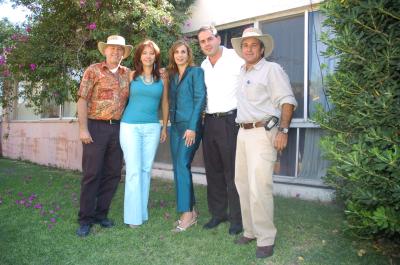 Roy y Susy Dingler, Omar y Liliana Giacomán y Ricardo Barrera, captados en un festejo de los Sembradores..