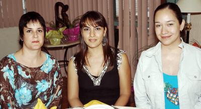 Ana Reed de Leal, Lupita Ramírez de Ávila y Mariela Franco de Sosa.