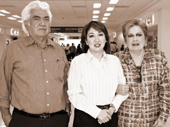 Gabriel Córdova viajó al DF, la despidieron César y Julieta Córdova.